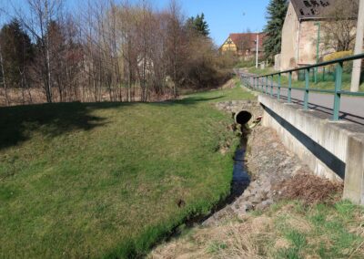 Bestand: unnatürlicher Bachlauf